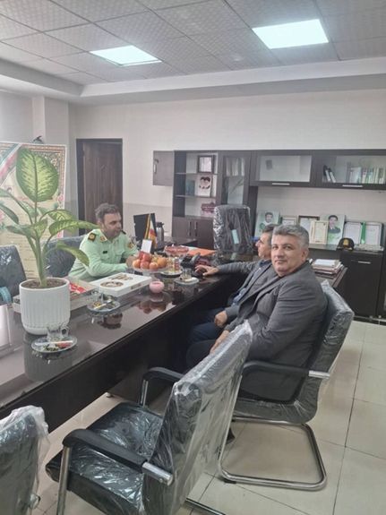 حضور مسئولین بیمارستان زعیم در فرماندهی انتظامی شریفآباد و تقدیر از خدمات نیروی انتظامی